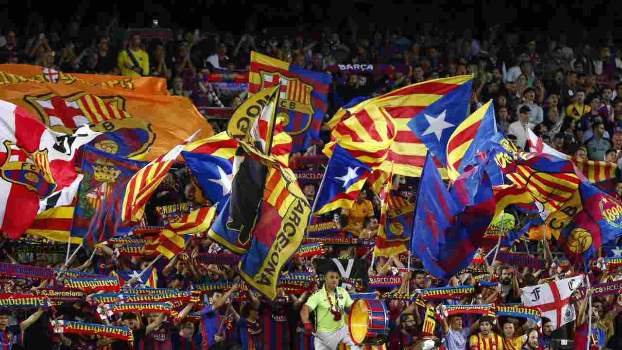 Tifosi del Barcellona sventolano le bandiere contro l'Inter