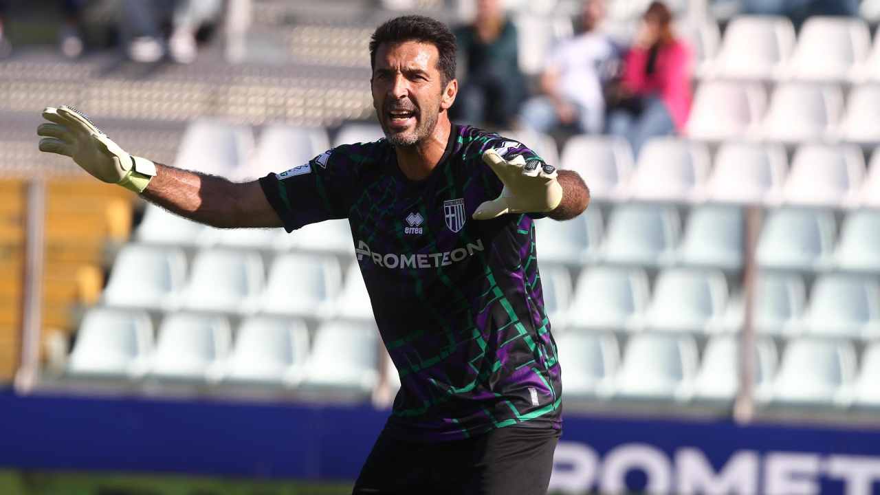 Buffon parla e allarga le braccia in campo