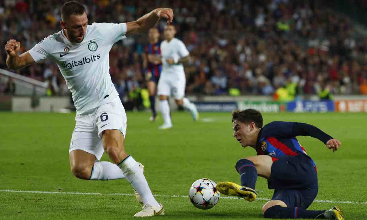 De Vrij in azione contro il Barcellona 