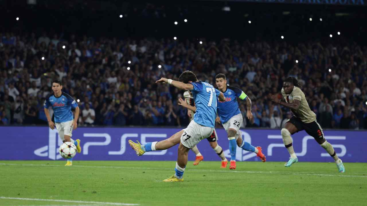 Kvaratskhelia calcia il rigore in Napoli-Ajax