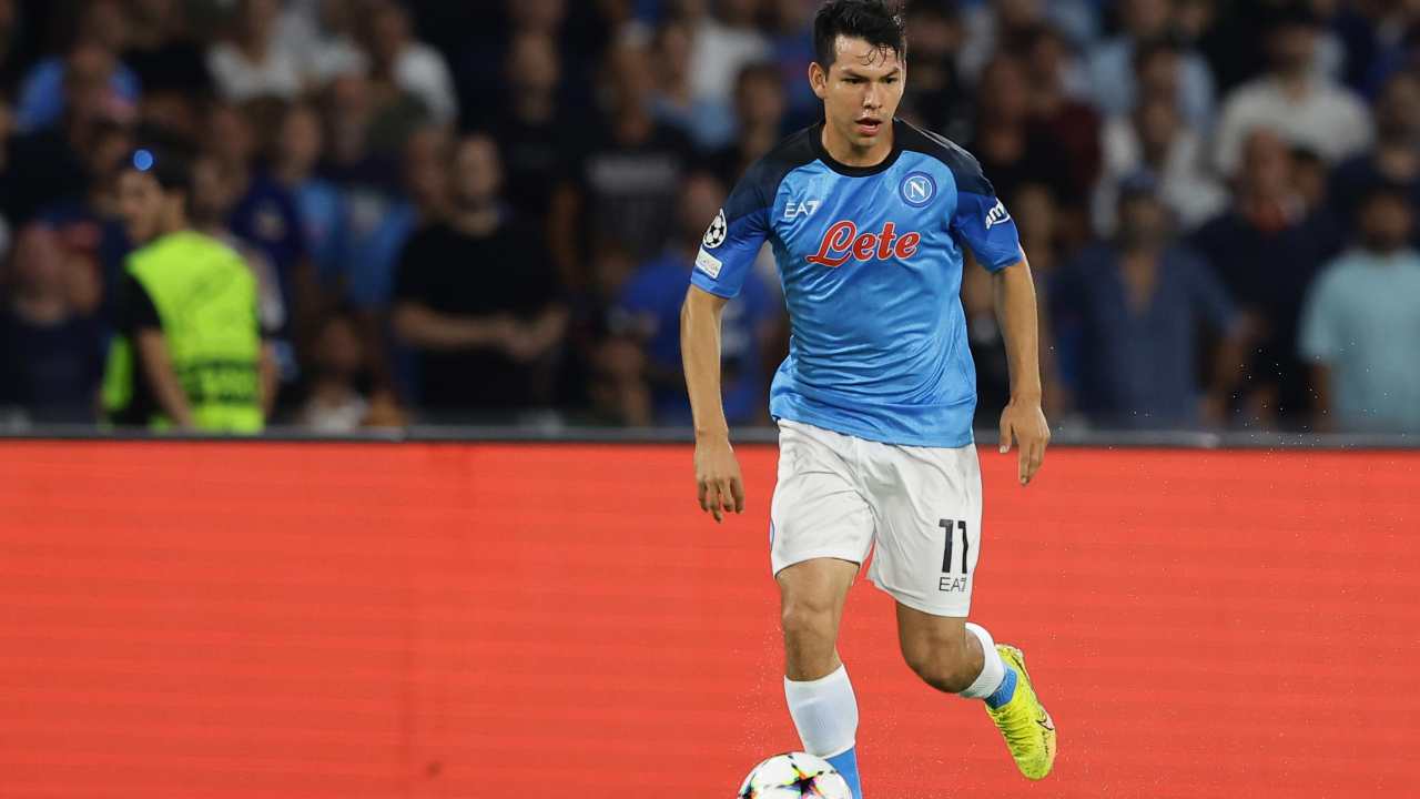 Lozano corre in campo impegnato con il Napoli