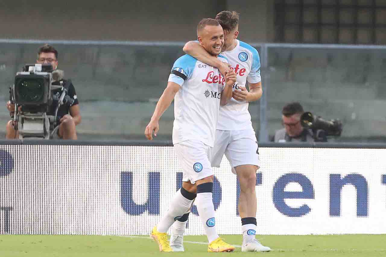 Lobotka e Zielinski si abbracciano