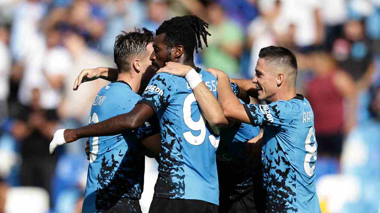 Giocatori del Napoli si abbracciano felici 