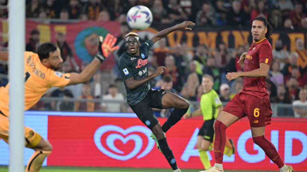 Victor Osimhen in gol contro la Roma