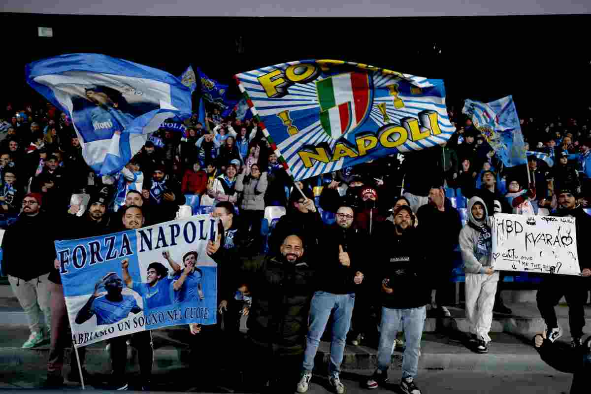 Tifosi del Napoli con le bandiere