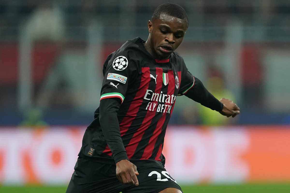 Kalulu calcia il pallone Milan