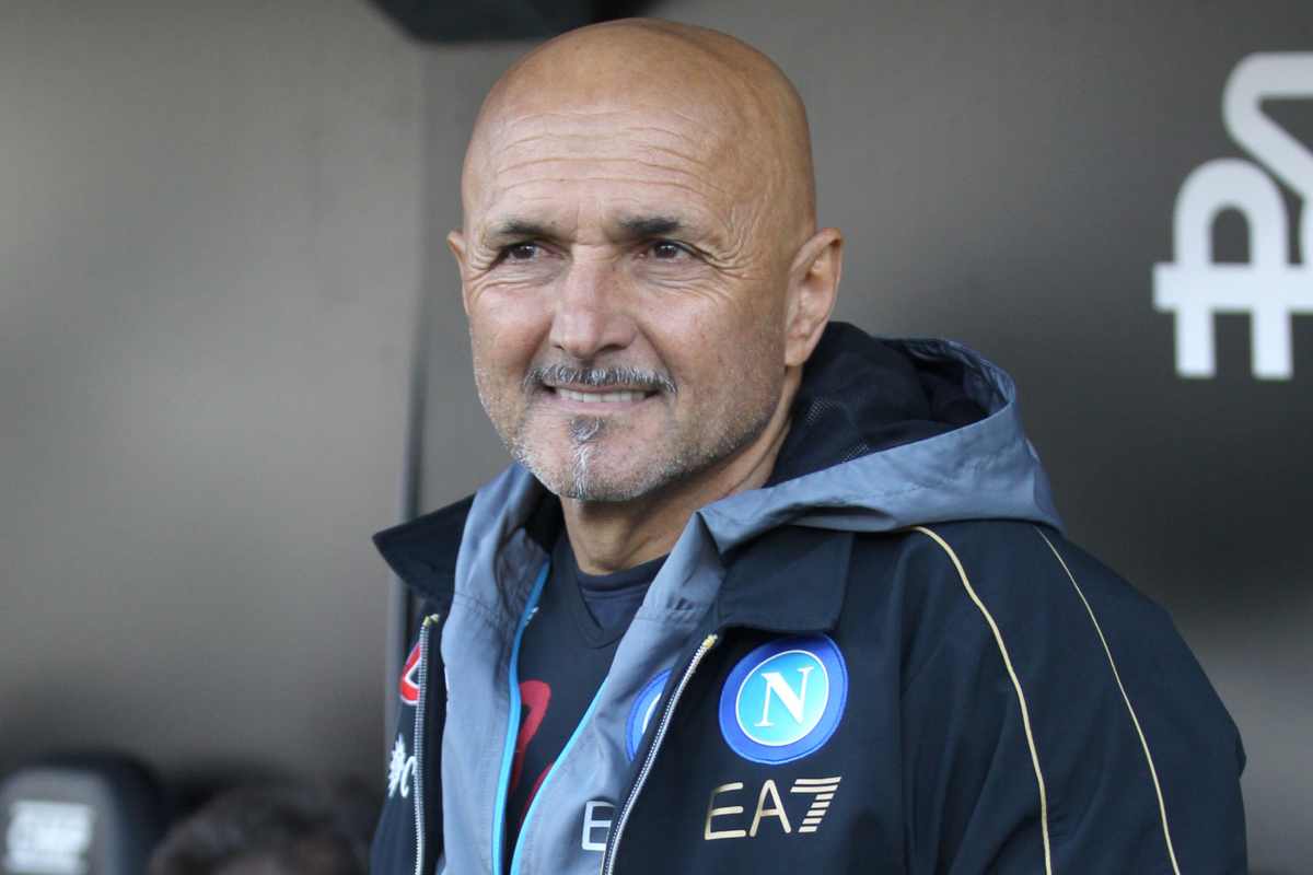 Spalletti sorridente: Kvaratskhelia in panchina al fischio d'inizio dell'amichevole con la Mongolia 