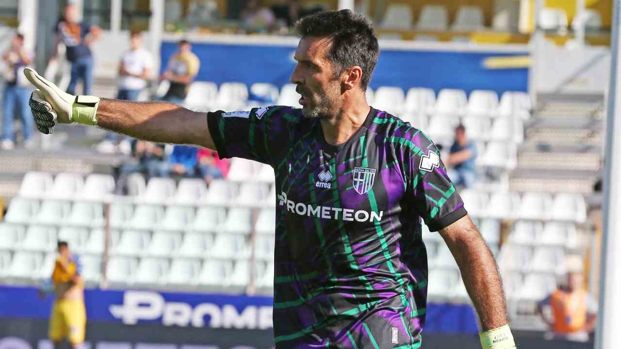 Buffon fa il gesto dell'ok