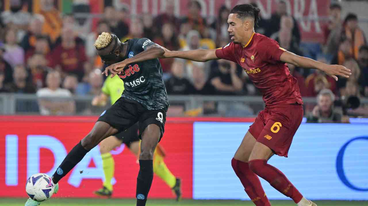 Napoli, Osimhen elude la marcatura di Smalling