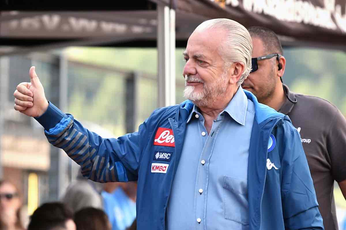 De Laurentiis saluta i tifosi