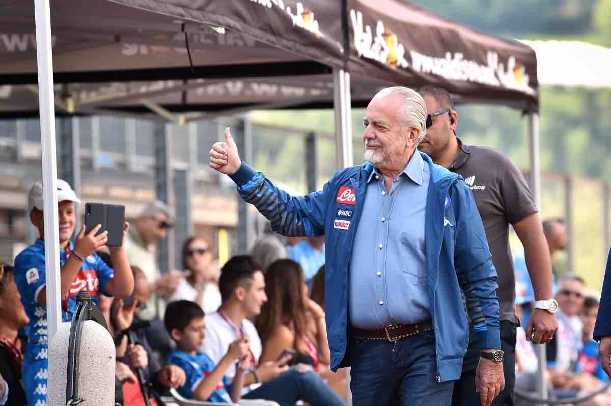 Napoli, De Laurentiis sorride