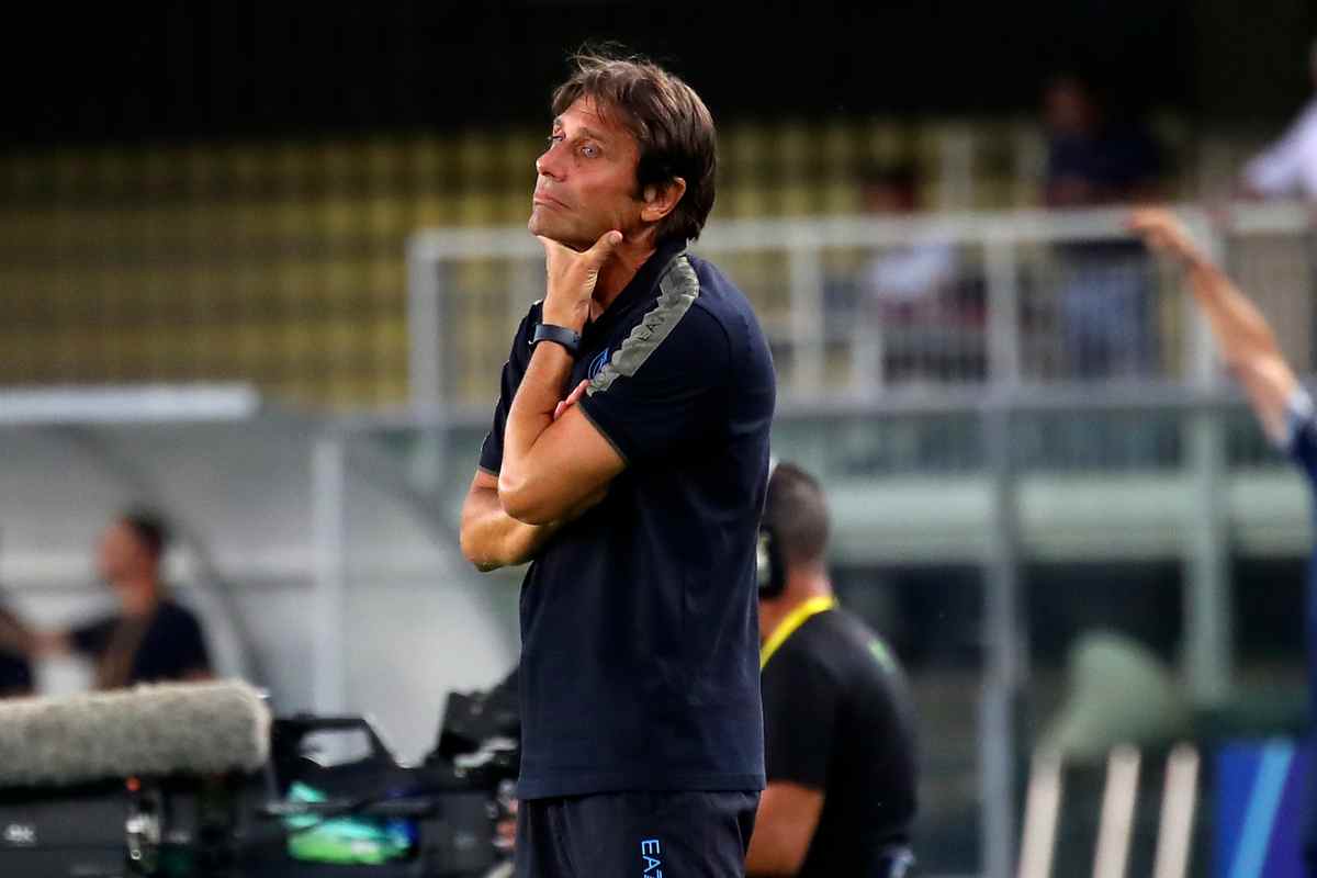 Antonio Conte pensieroso in panchina