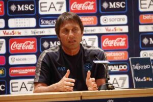 Conferenza Conte, c'è u gesto scaramantico