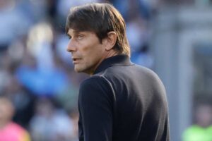 Antonio Conte parla allo spogliatoio