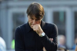 Antonio Conte in apprensione in panchina