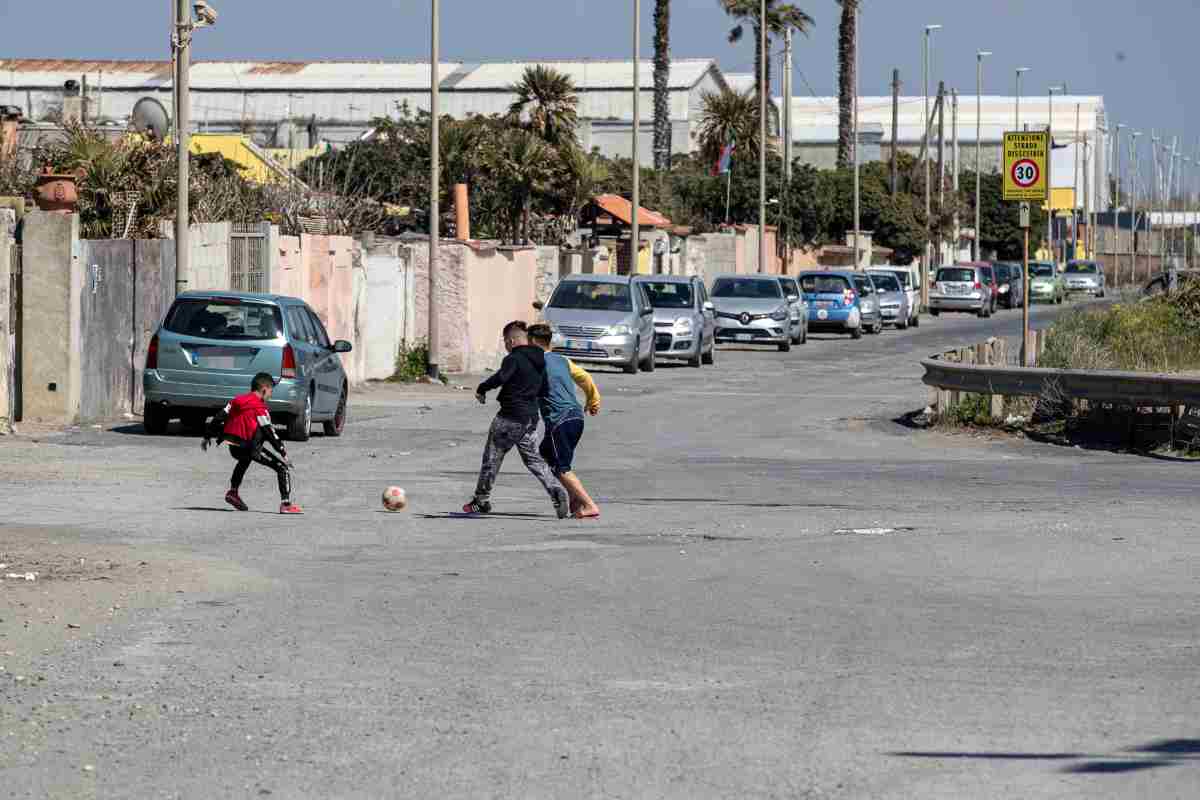 bambini giocano a calcio