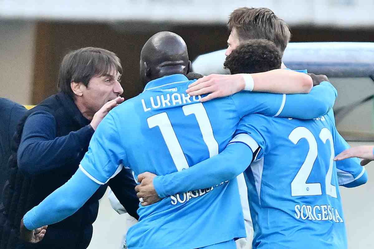 Napoli abbraccio calciatori-Conte