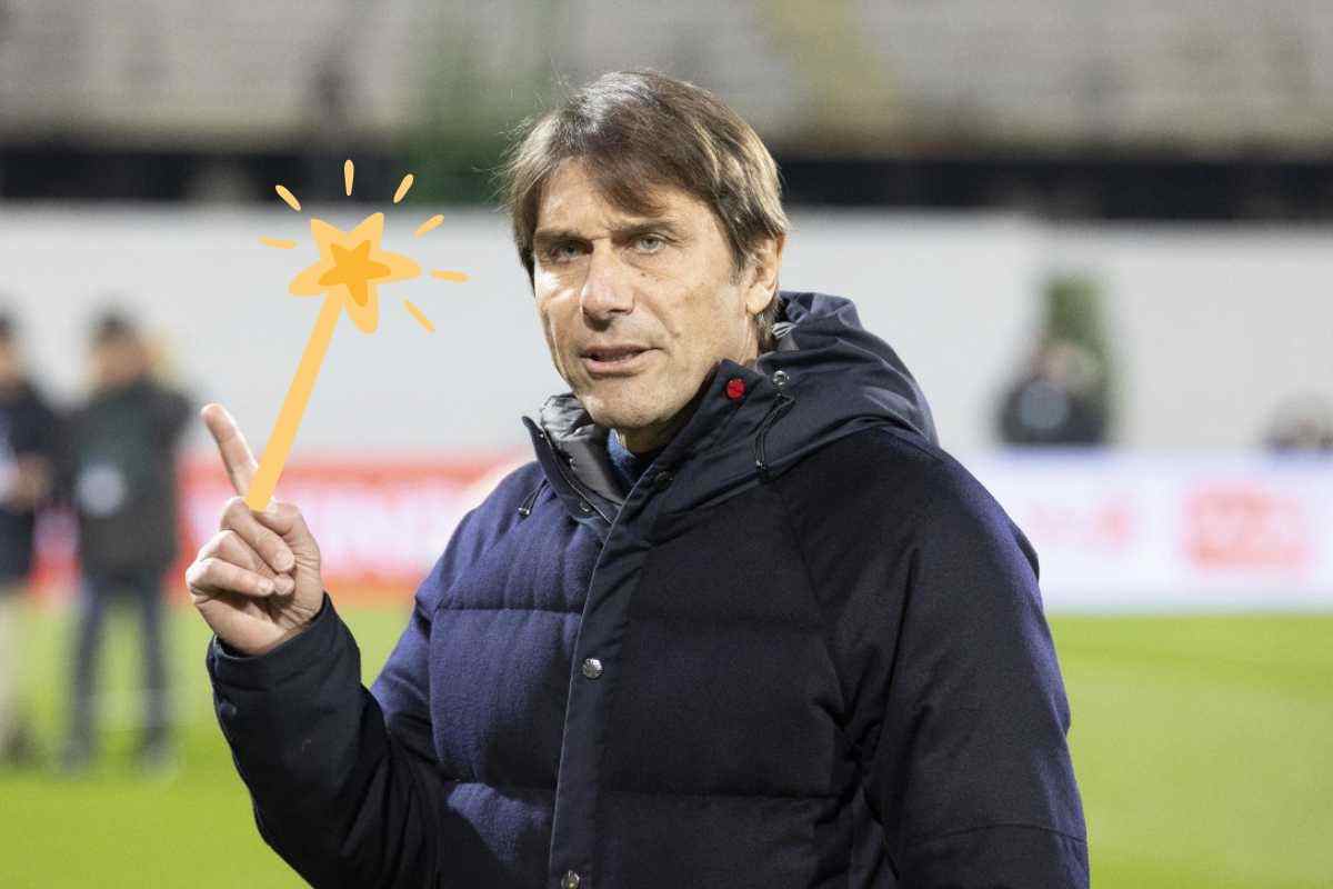 Antonio Conte, allenatore del Napoli, con una bacchetta magica