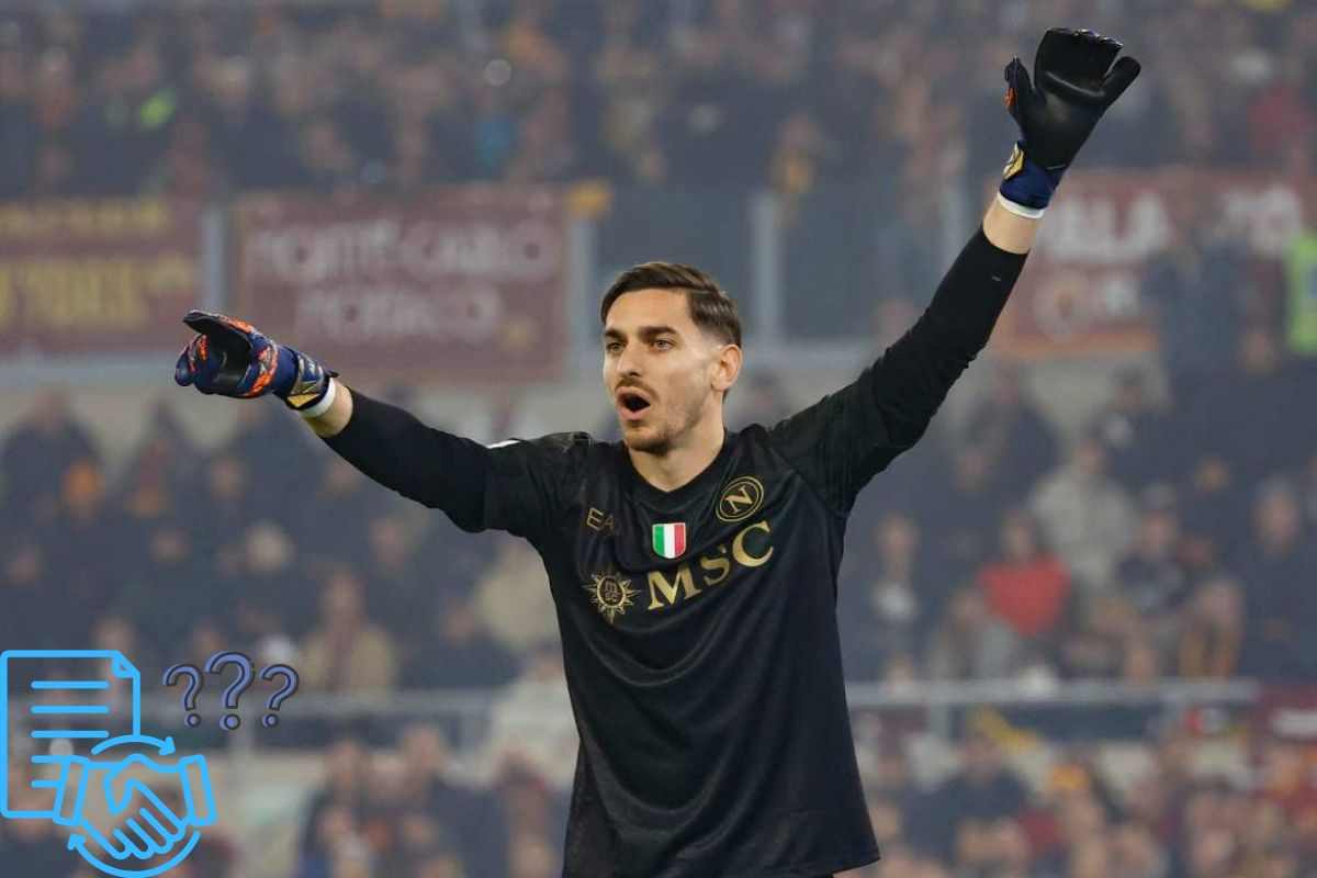 Alex Meret, portiere del Napoli, con completino nero scudettato