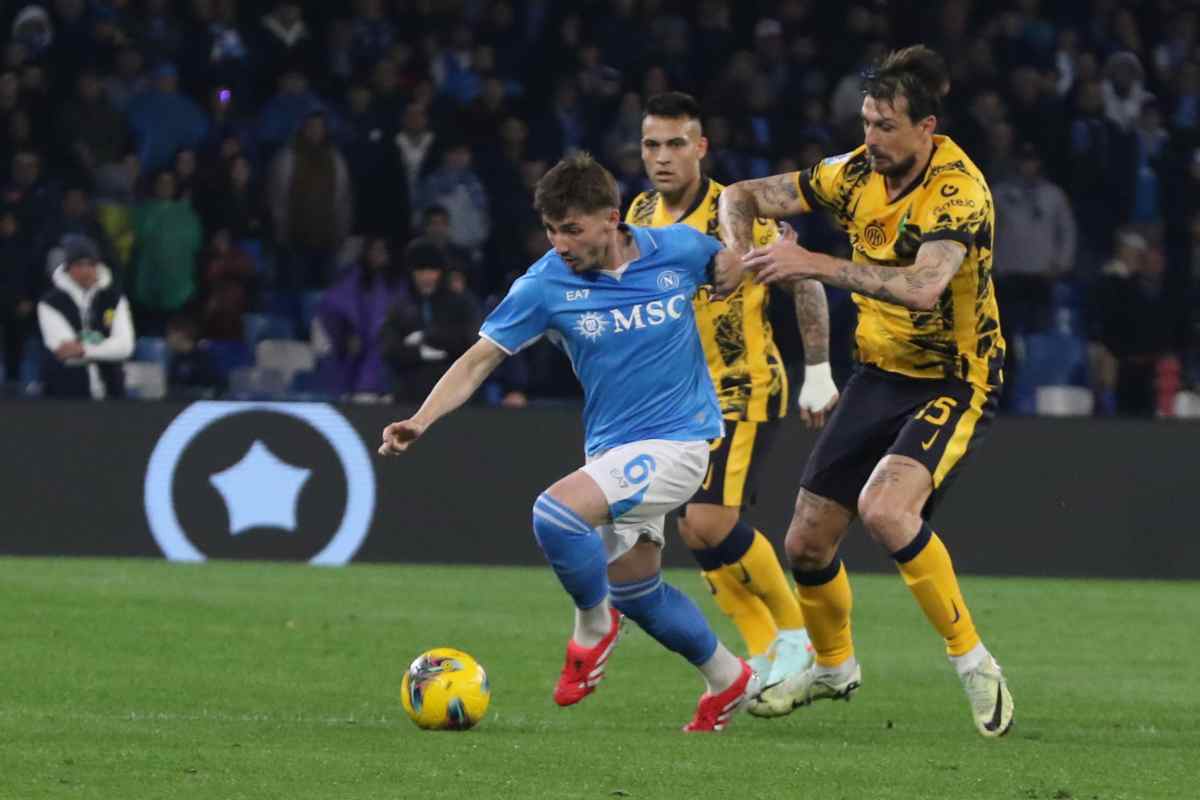 Billy Gilmour corre in campo durante Napoli-Inter