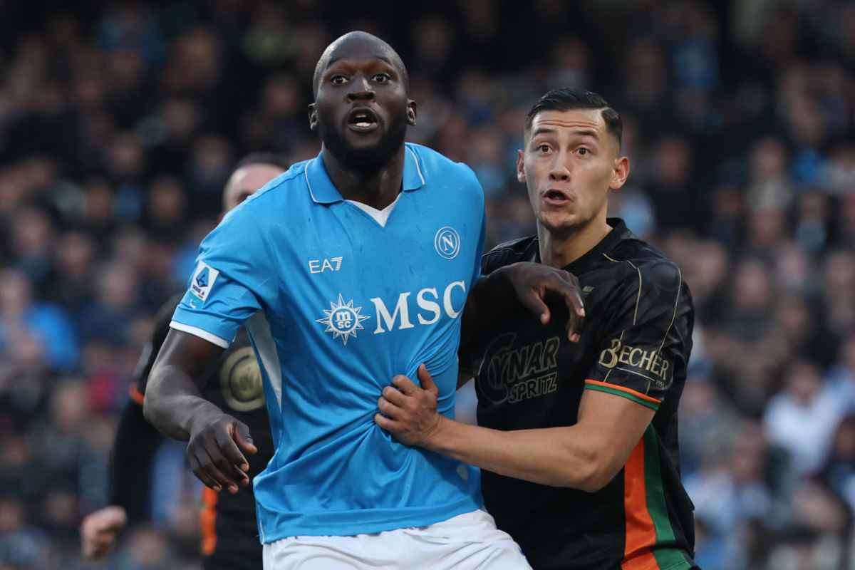 Idzes in azione con Lukaku