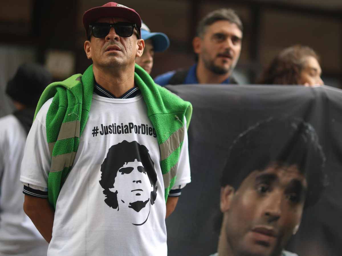 tifosi assiepati all'esterno del Processo Maradona